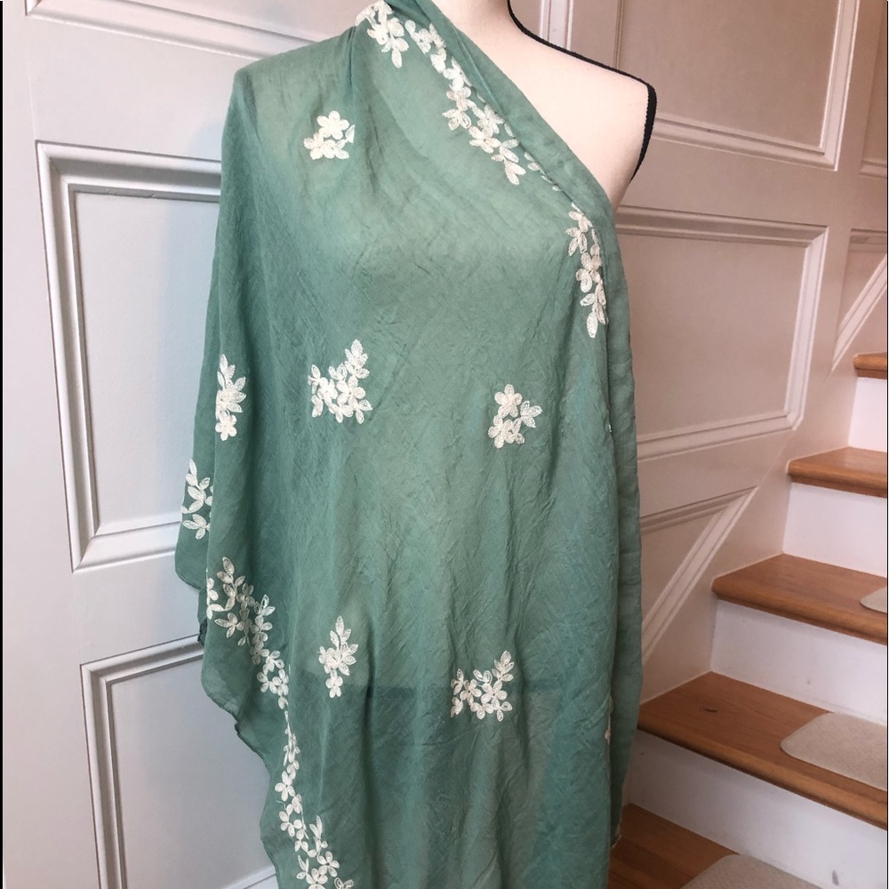 Gorgeous green scarf/wrap